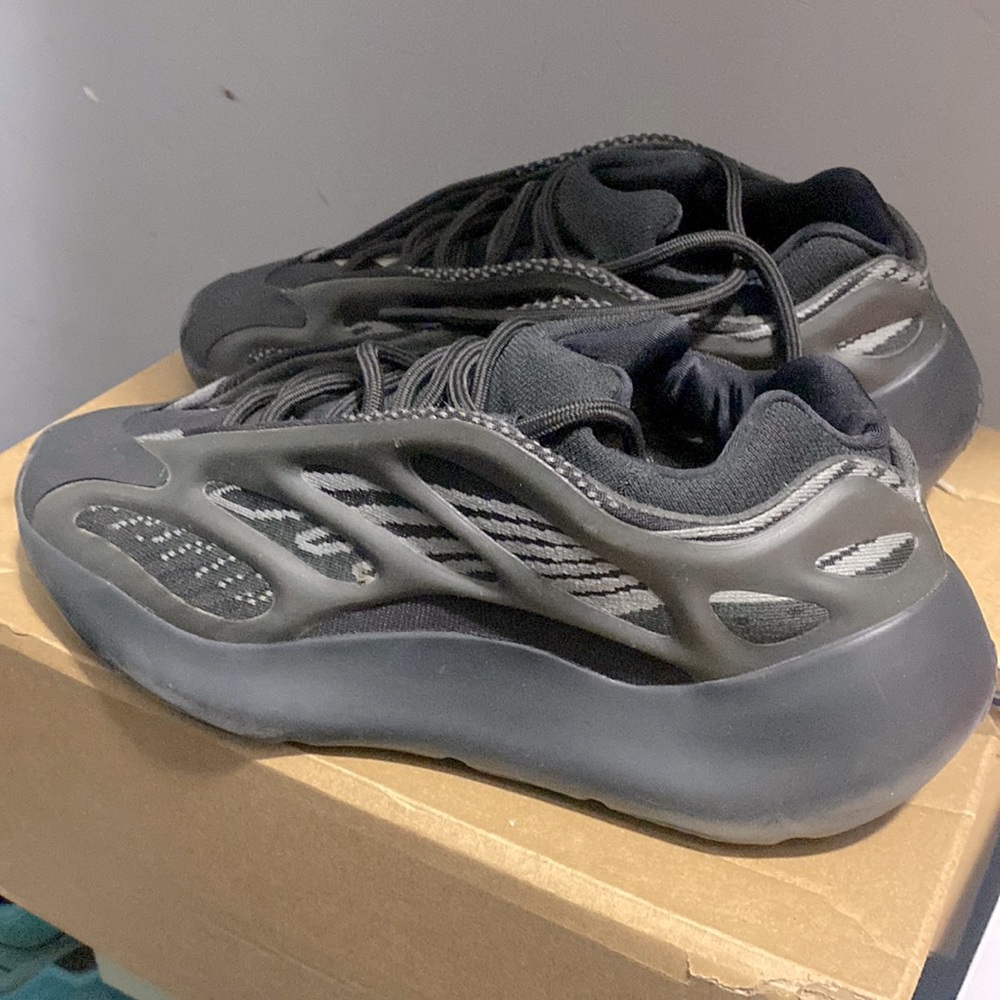 yeezy 700 shoez
